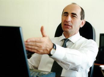 


Ռոբերտ Քոչարեան. «Նախընտրական քարոզարշաւին որեւէ մասնակցութիւն ունենալու ցանկութիւն չեմ ունեցել եւ չունեմ»
