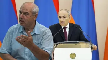 Նիկոլ Փաշինեան, ո՞ւմ կողմէն ես՝ մե՞ր, թէ՞ օկուպանտներու: 
Ազատ Արշակեան