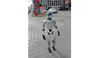 My interlocutor: X-kom humanoid robot and us