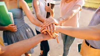 The application process for the UNESCO inter-cultural leadership program "Youth for Peace" has begun.