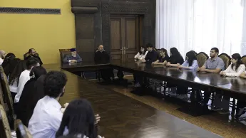 Вселенский Патриарх Армянской Апостольской Церкви принял участие в курсах армяноведения для молодежи из диаспоры.