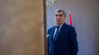 Putin versucht, Armenien ein Referendum aufzuzwingen, ähnlich wie Aliyev. Wahrscheinlich wird er im Herbst sein gesamtes Instrumentarium an Einfluss aktivieren, von politischen Kräften bis hin zu kirchlichen Kreisen. Aram Sargsyan