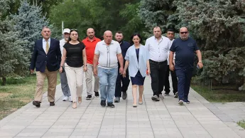 Zhanna Andreasjan hat einen weiteren Besuch am Denkmal für die Opfer des Armenischen Genozids gemacht, um die Arbeiten der zweiten Phase der Renovierung zu verfolgen.